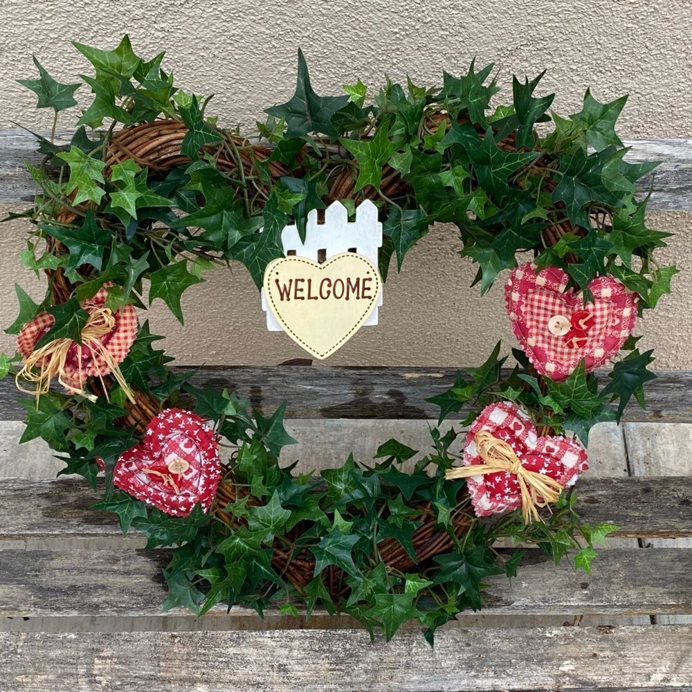 🏡HEART WREATH w/faux ivy, quilted hearts & welcome sign. Country/Farm perfect.